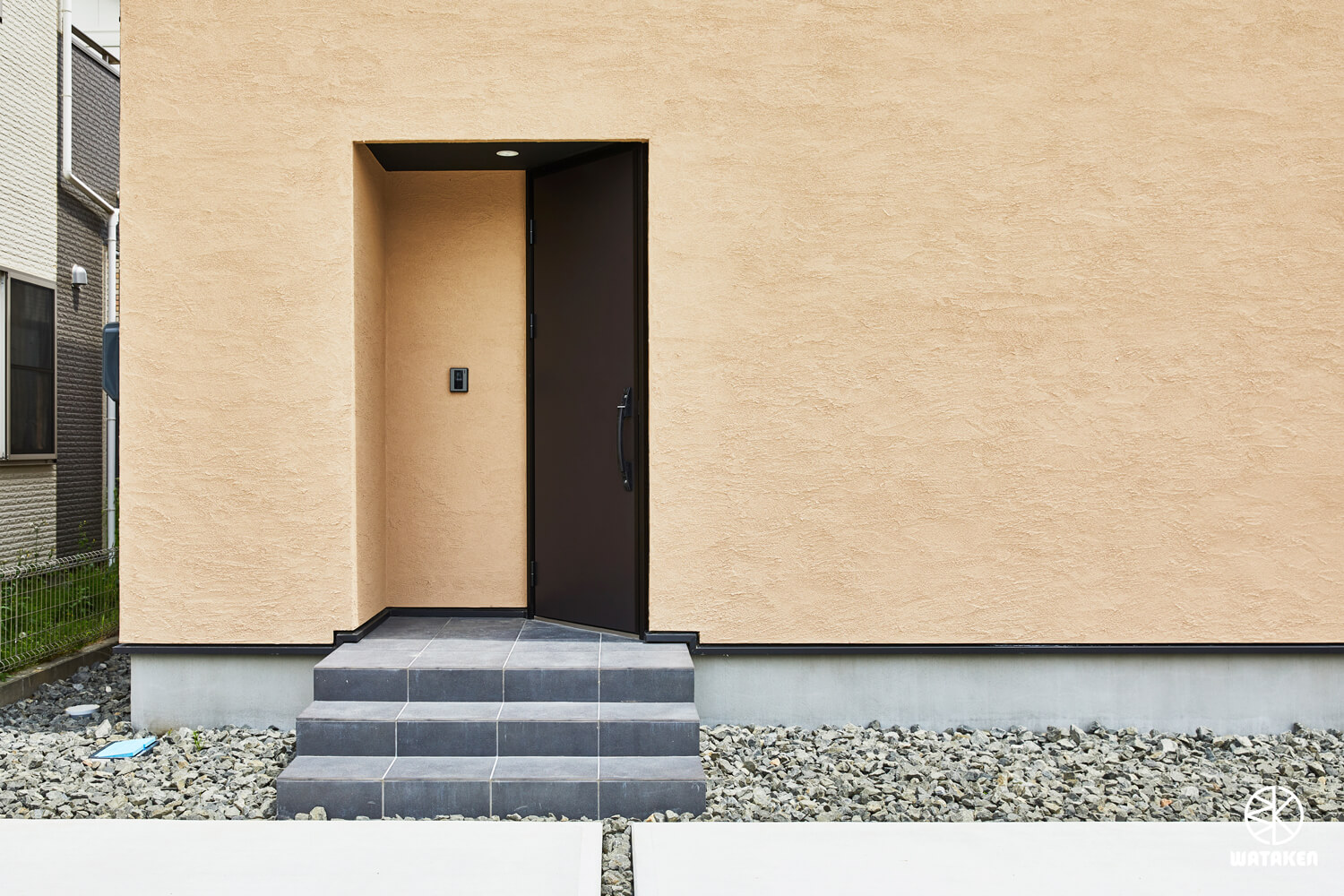 casacube玄関、塗壁外壁