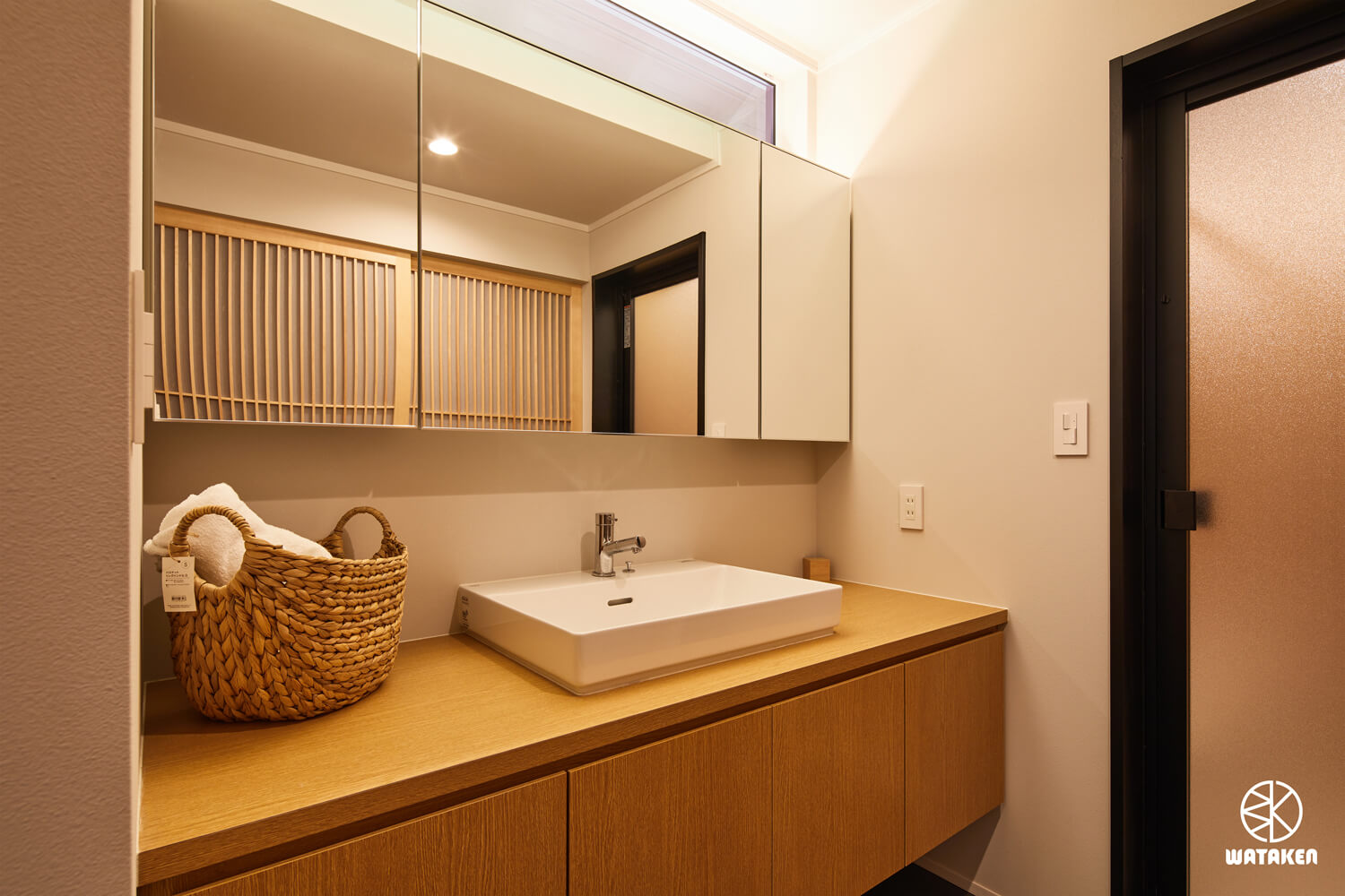 大きな鏡と洗面台